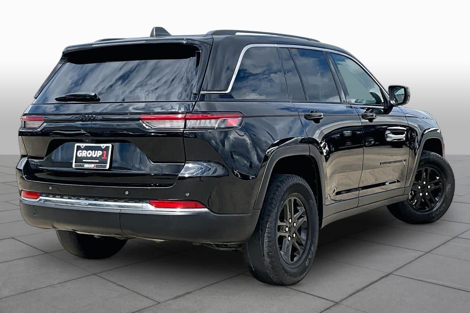 Used 2022 Diamond Black Crystal Pearlcoat Jeep Laredo image 13