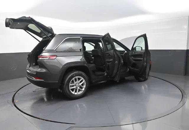 New 2026 Baltic Gray Metallic Clear-Coat Exterior Paint Jeep Laredo X image 36