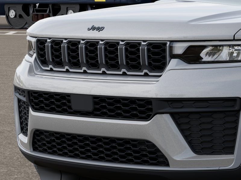 New 2026 Silver Zynith Exterior Paint Jeep Altitude image 11