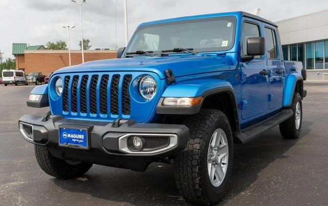 Used 2022 Blue Jeep Sport image 2