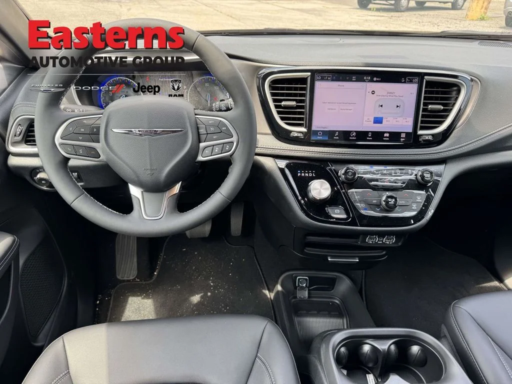 2025 Chrysler Pacifica Select - Photo 13