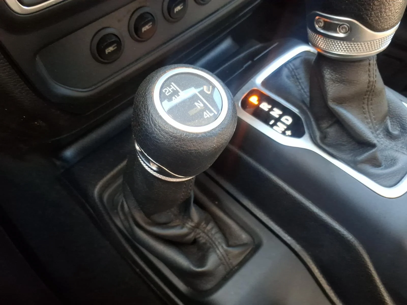 Used 2018 Granite Crystal Metallic Clearcoat Jeep Sport S image 7