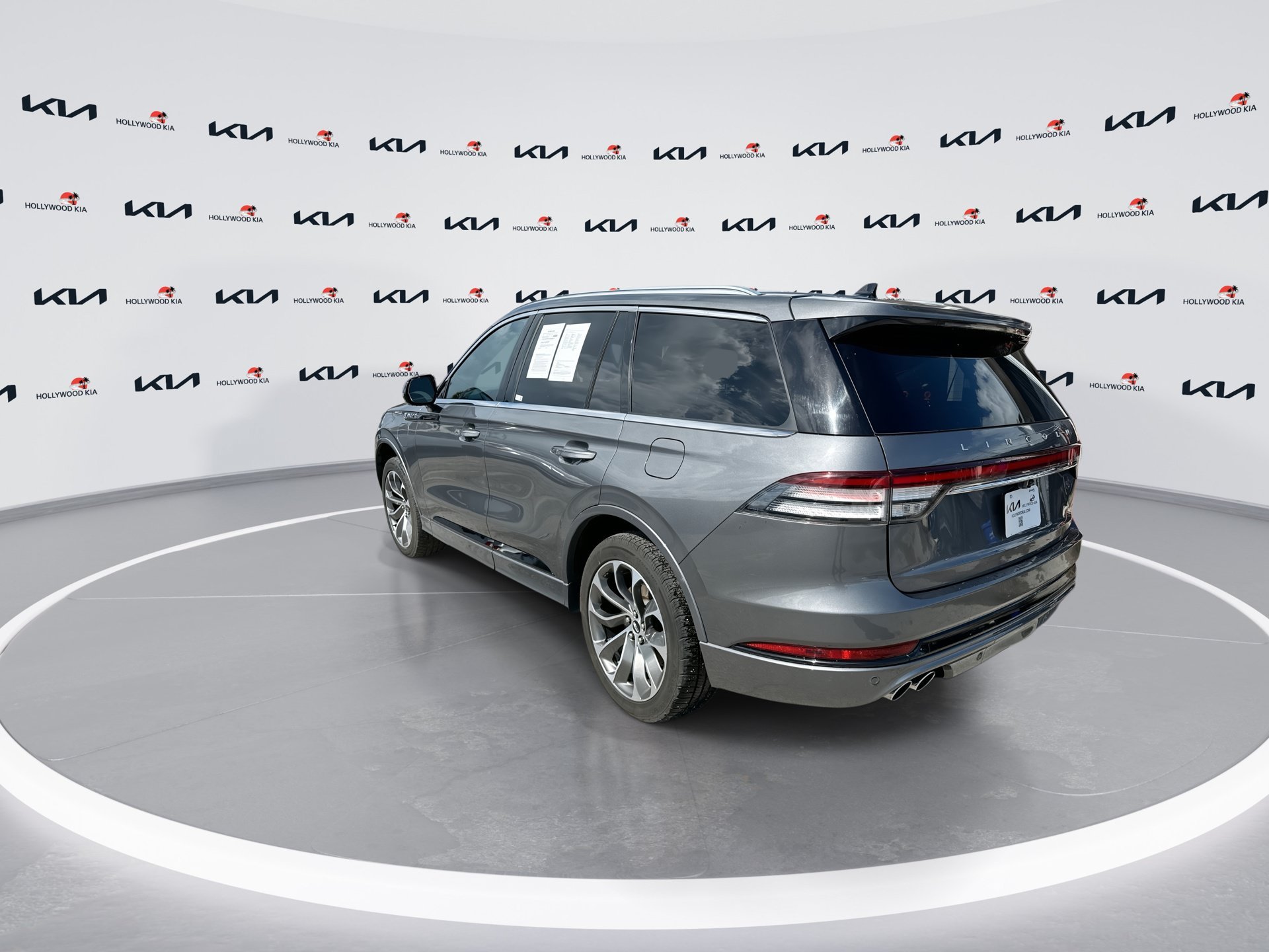 Used 2022 Gray Metallic Lincoln Grand Touring image 6