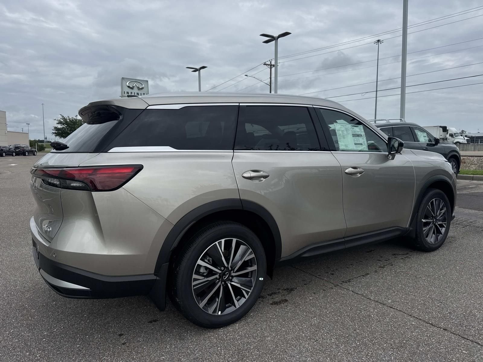 New 2027 WARM TITANIUM INFINITI Luxe FWD image 4