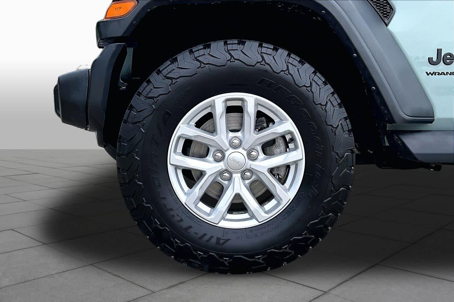 Used 2023 Earl Clearcoat Jeep Sport S image 11
