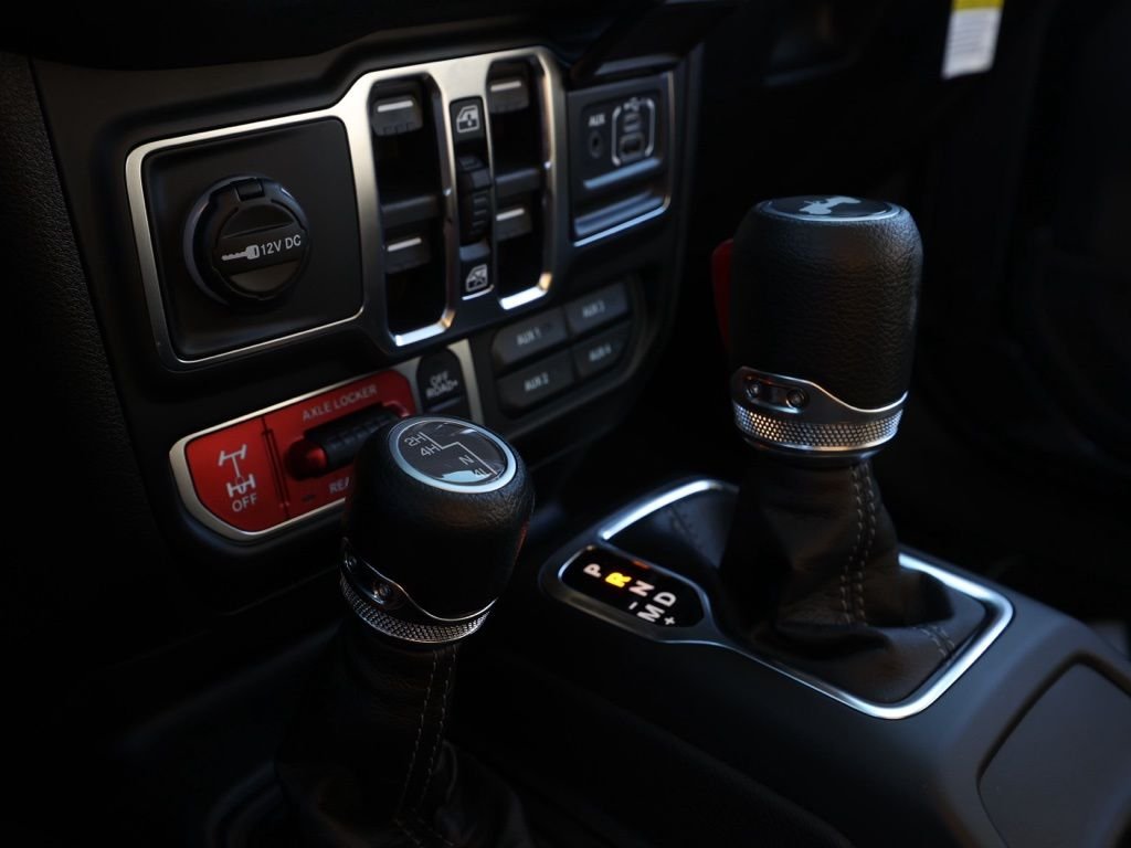 New 2026 Granite Crystal Metallic Clear-Coat Exterior Paint Jeep Willys image 30