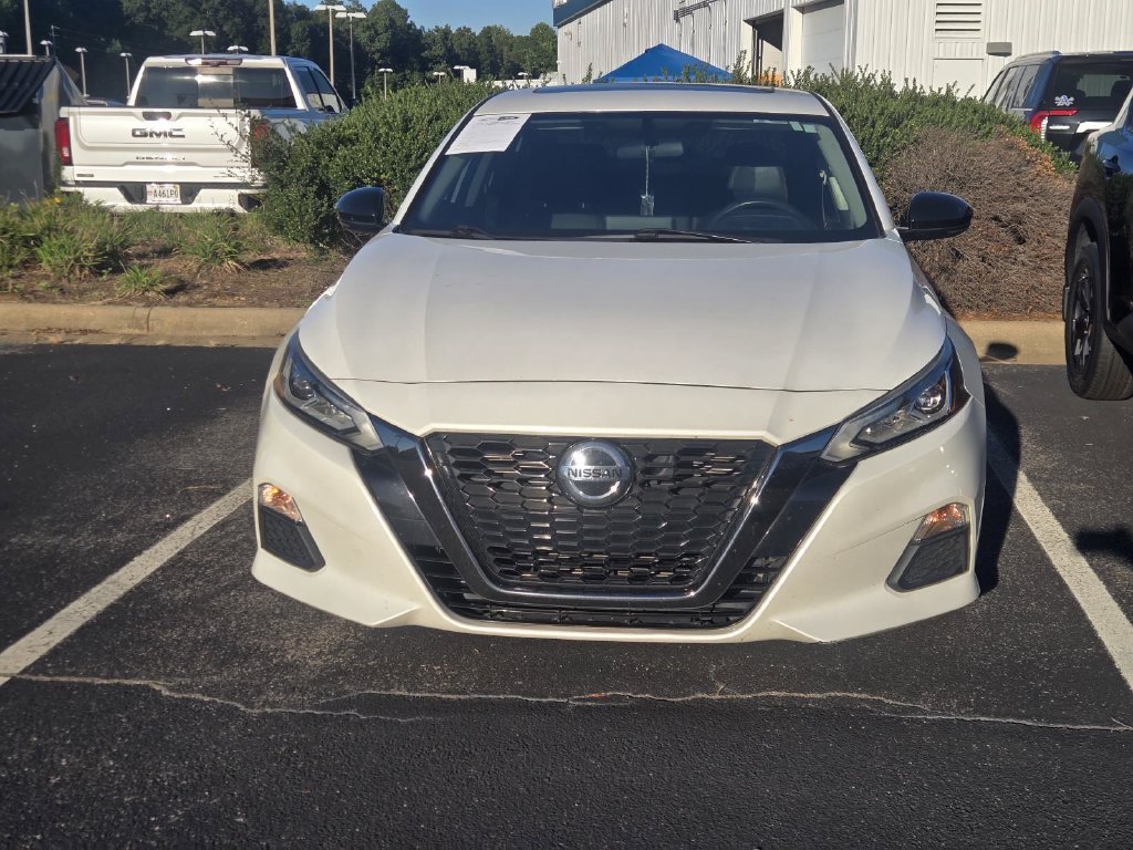 Used 2019 White Nissan 2.5 SR image 3