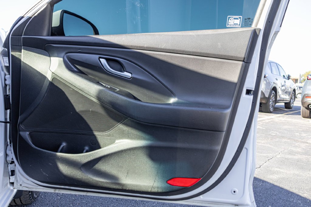 Used 2018 White Hyundai Base image 32