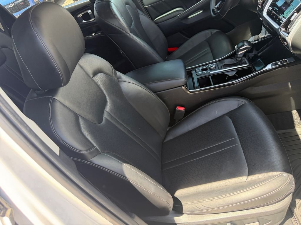Used 2023 White Kia SX image 19