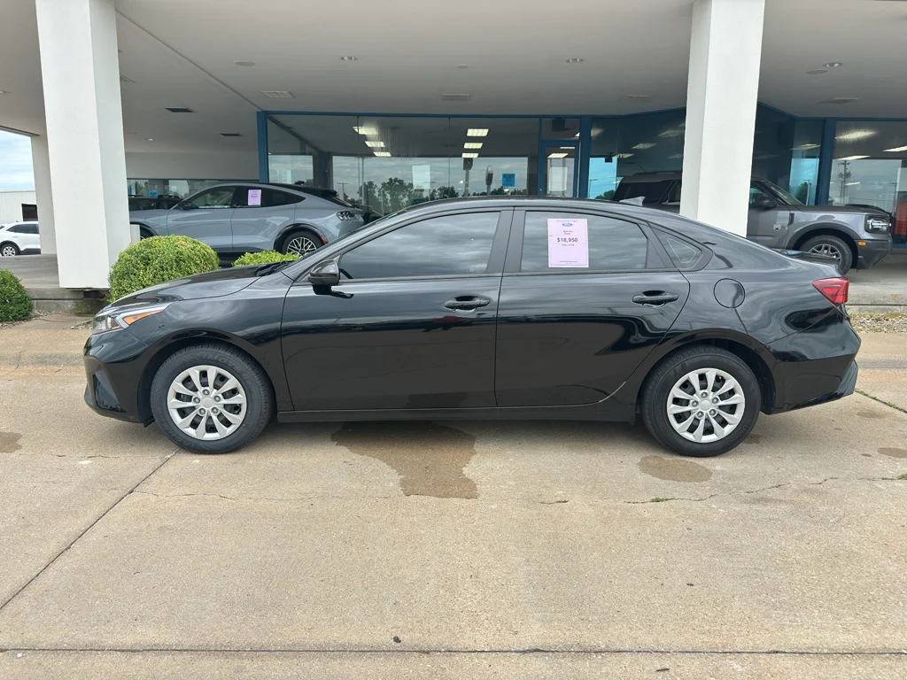 Used 2024 Aurora Black Kia LX image 25