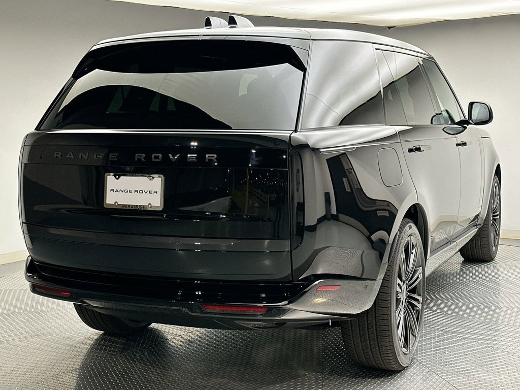 New 2027 Santorini Black Land Rover SE image 3