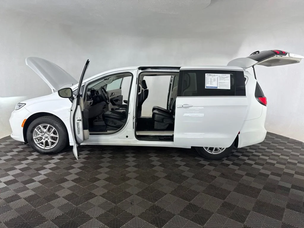 Used 2024 White Chrysler Touring L image 10
