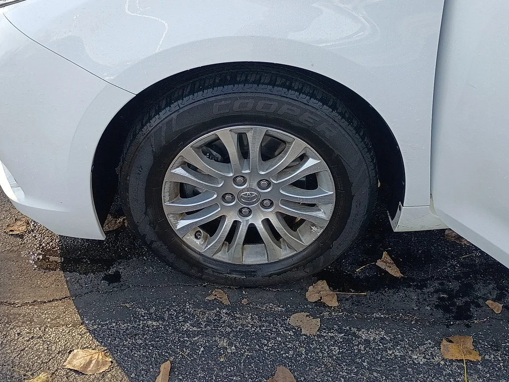 2014 Toyota Sienna XLE 8-Passenger, photo 10 of 12