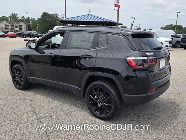 New 2026 Diamond Black Crystal Pearl-Coat Exterior Paint Jeep Latitude image 9