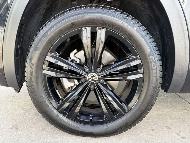 Used 2023  Volkswagen 3.6L V6 SEL R-Line image 12