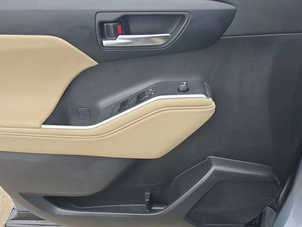Used 2024  Toyota XLE image 18