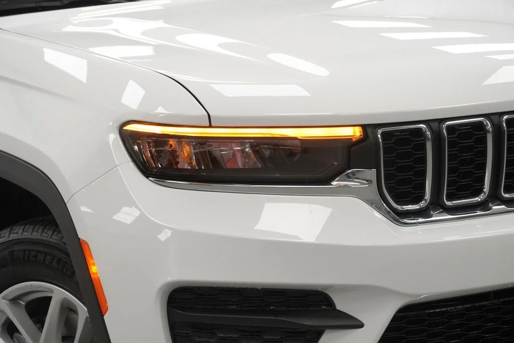 New 2026 Bright White Clear-Coat Exterior Paint Jeep Laredo X image 5