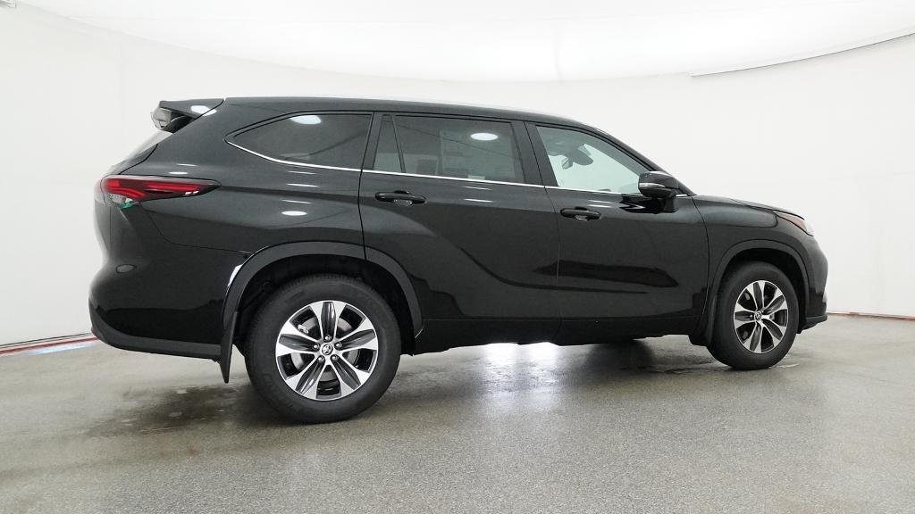 New 2026 Midnight Black Metallic Toyota XLE image 15