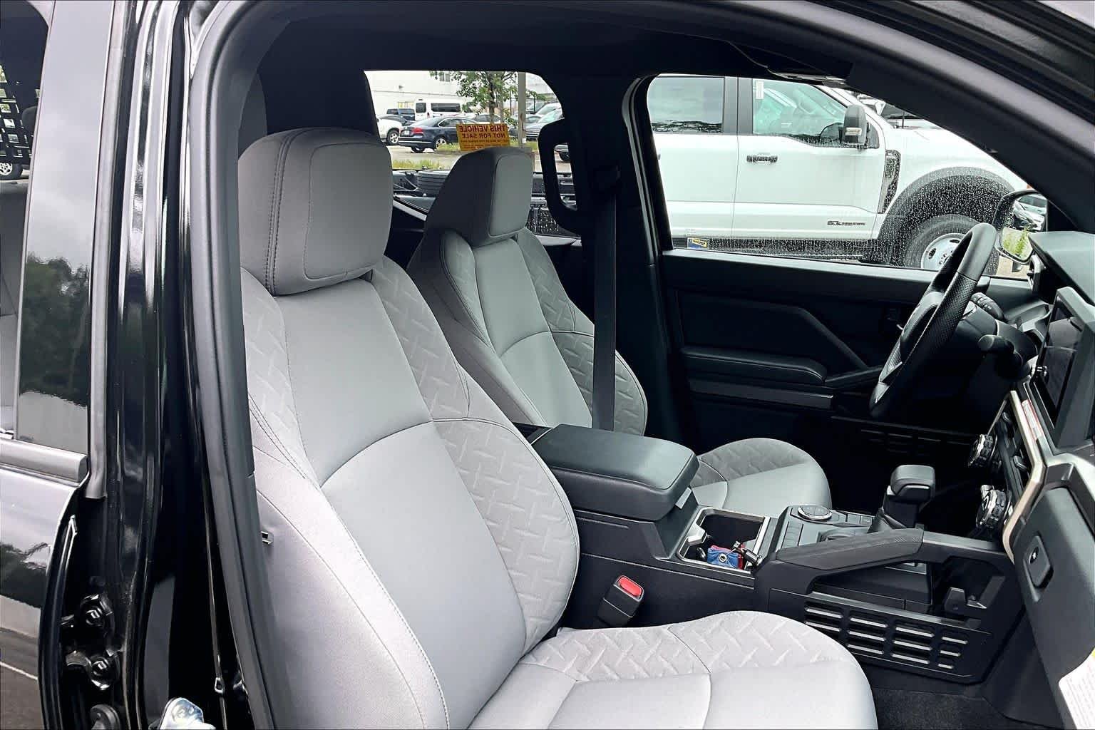 2025 Toyota Tacoma SR5 - Photo 9