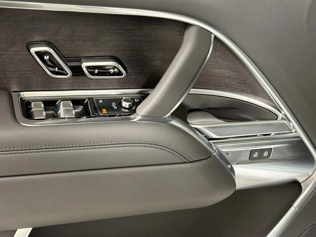 New 2026 Fuji White Land Rover SE image 18