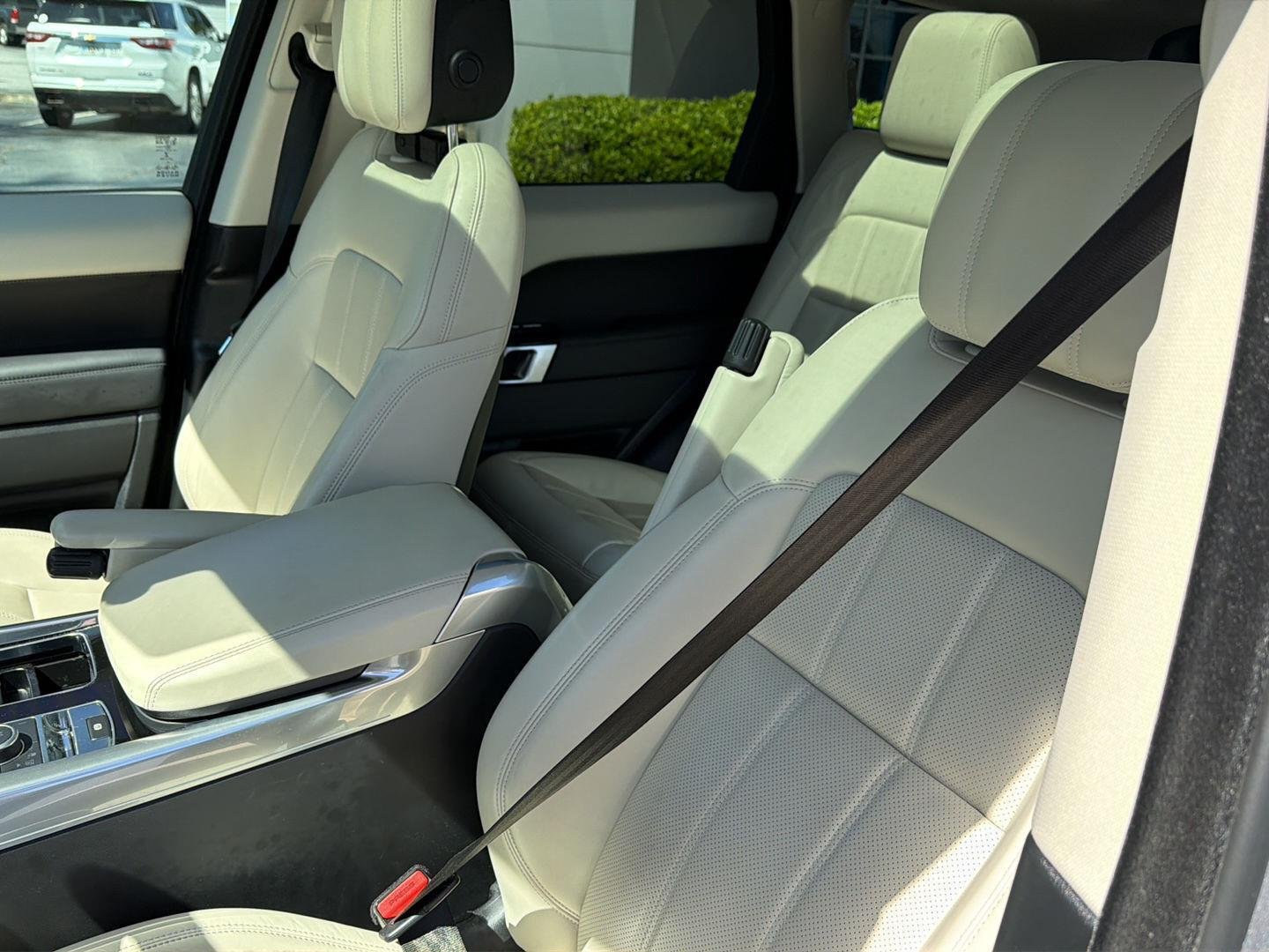 Used 2022 Eiger Grey Metallic Land Rover HSE Silver Edition image 29