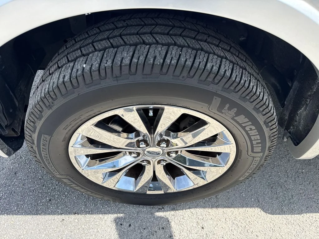 Used 2015 Silver Ford Lariat image 11