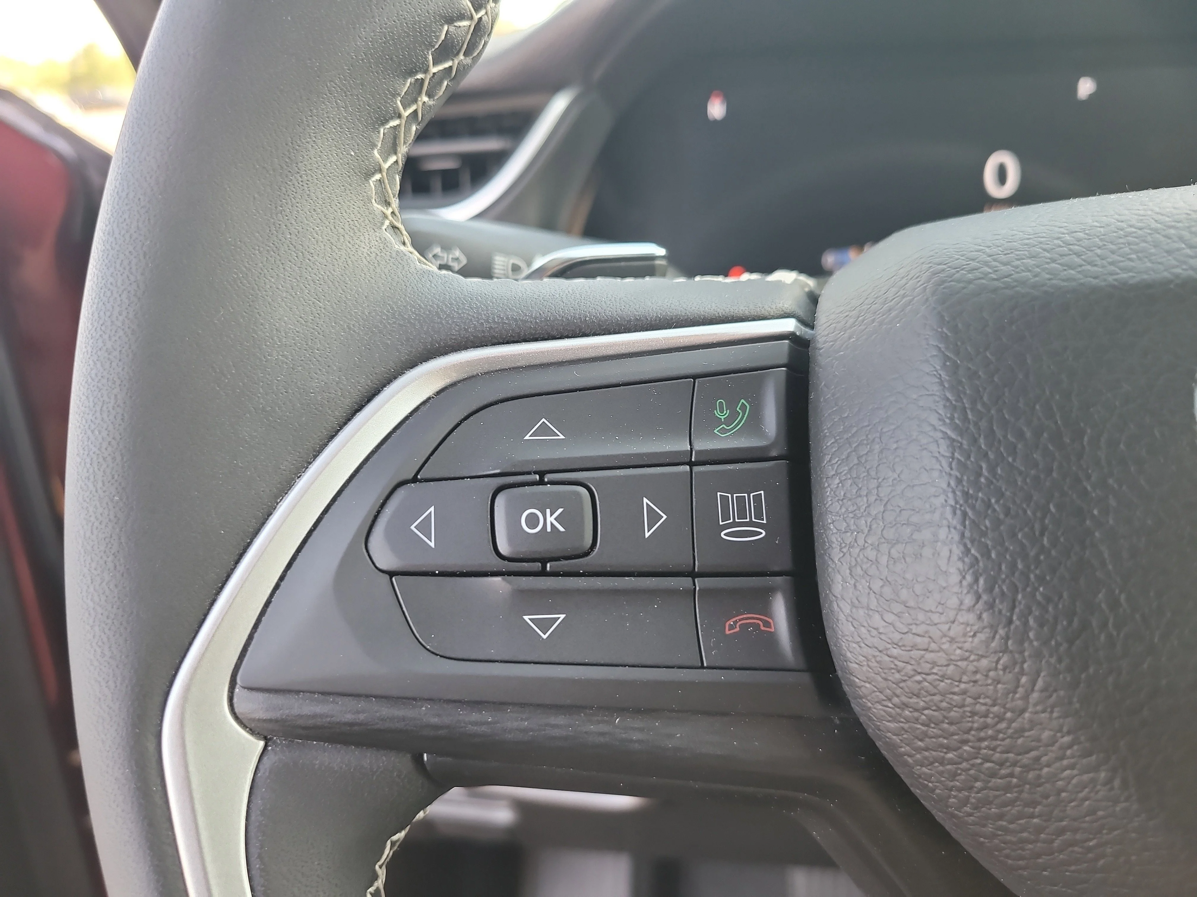 Used 2024 Velvet Red Pearlcoat Jeep Laredo image 27