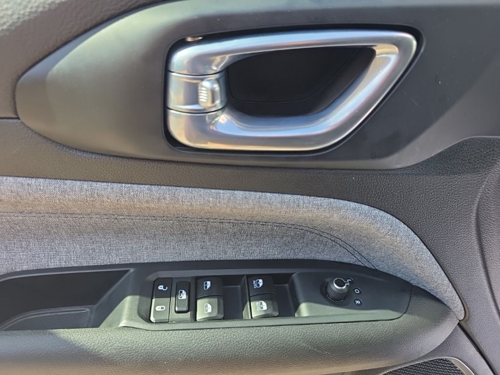 Used 2025 Black Jeep Latitude image 18
