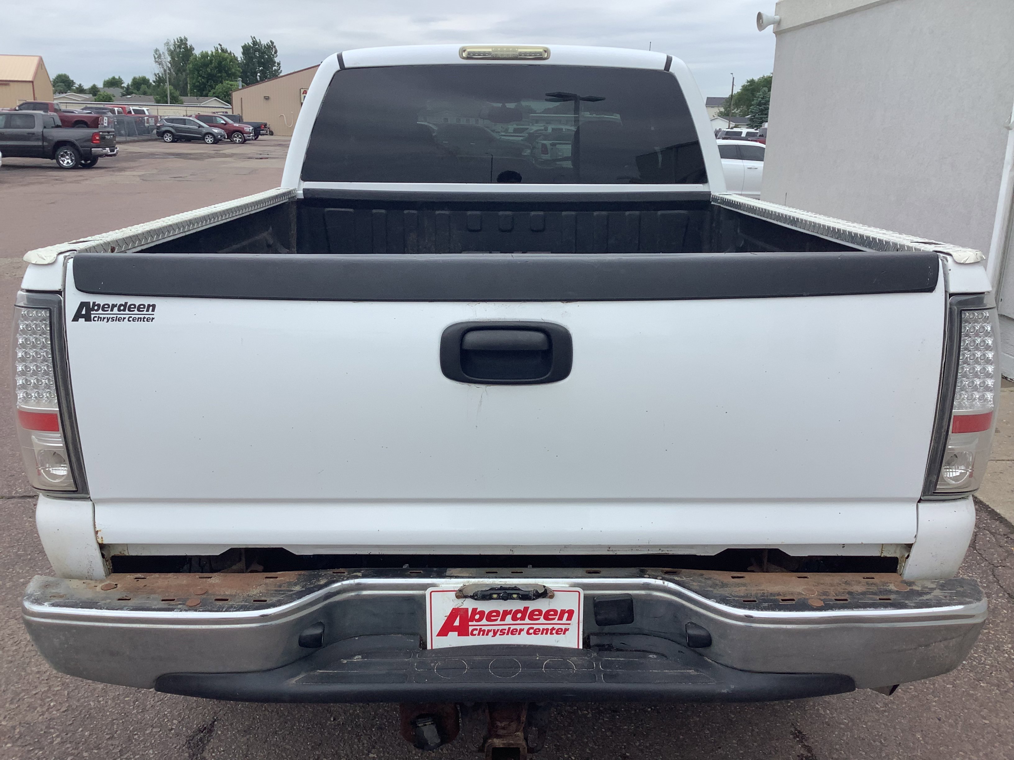 Used 2004 White GMC SLE image 6