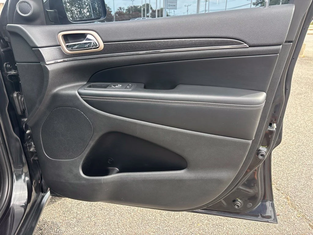 Used 2015 Black Jeep Limited image 34