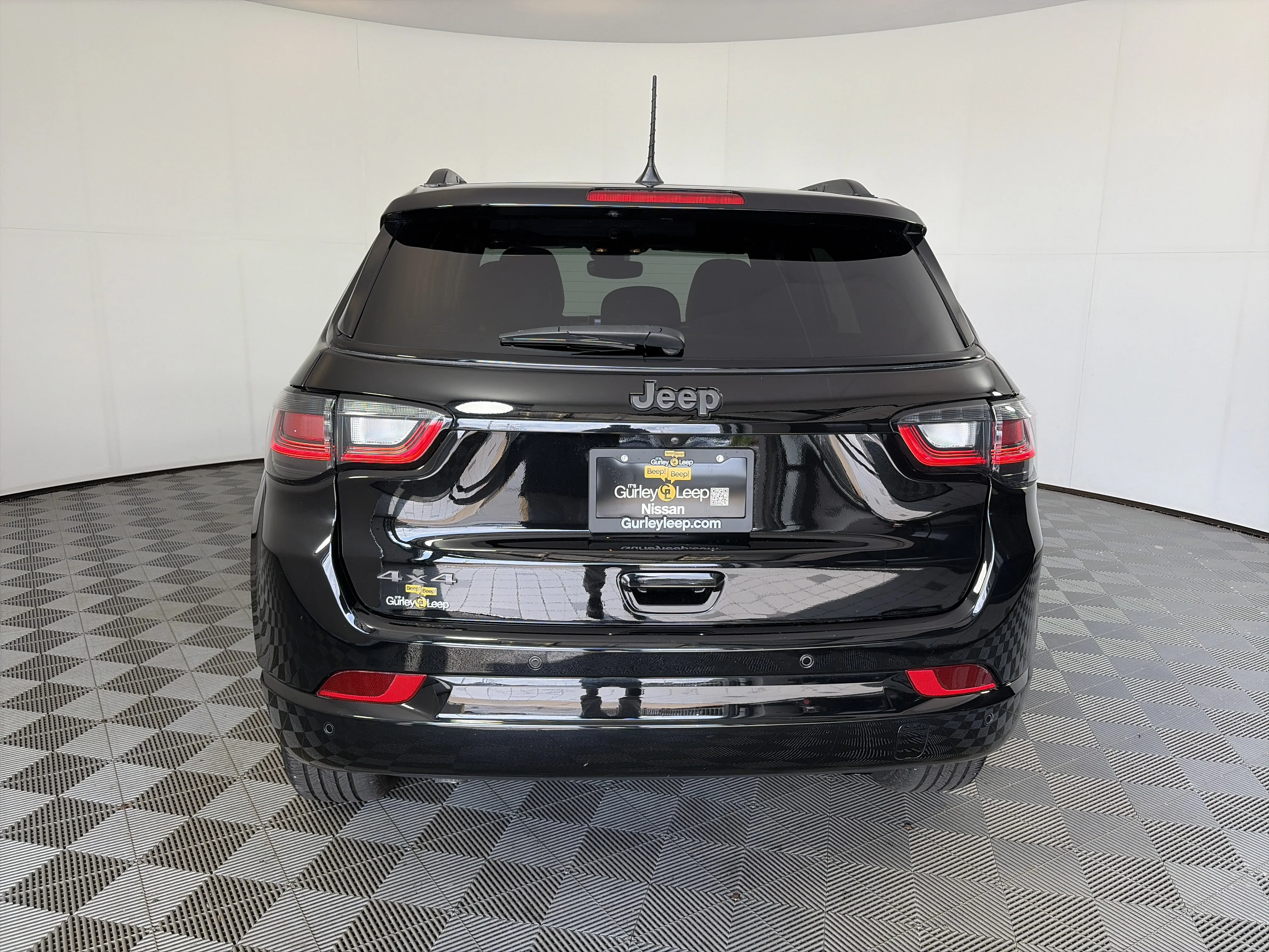 Used 2024 Diamond Black Crystal Pearlcoat Jeep Limited image 10