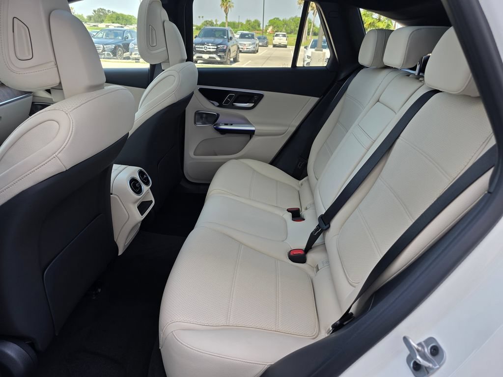 New 2026 Polar White Mercedes-Benz GLC 300 image 45