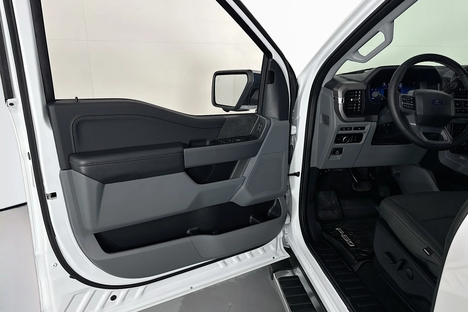 Used 2024 Oxford White Ford XLT 4X4 Supercrew image 22
