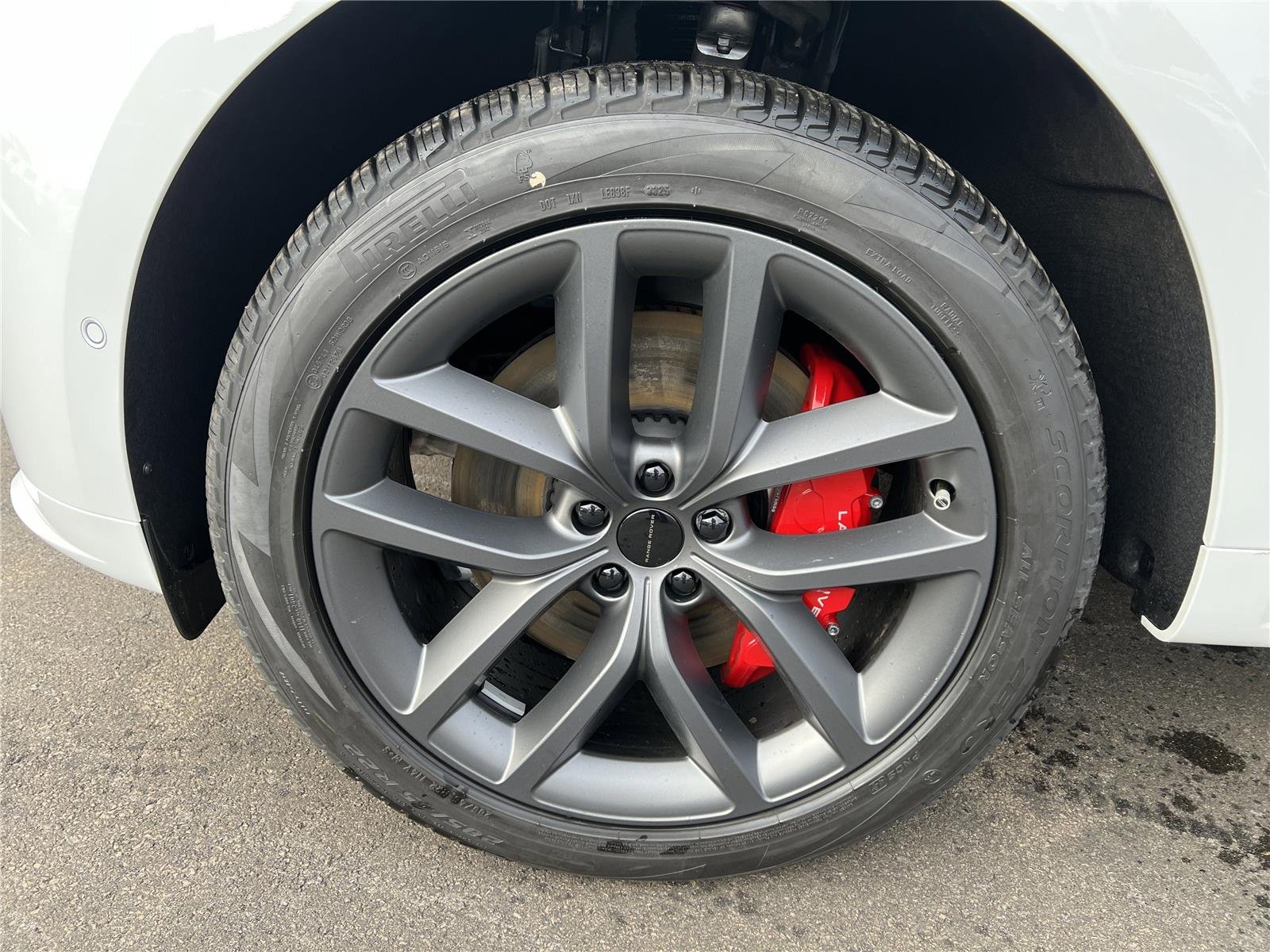 New 2026 Fuji White Land Rover Dynamic SE image 6