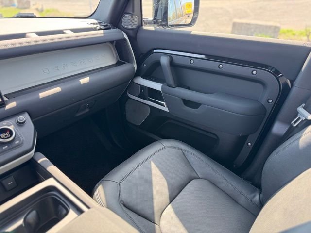 New 2023 Santorini Black Land Rover SE image 12
