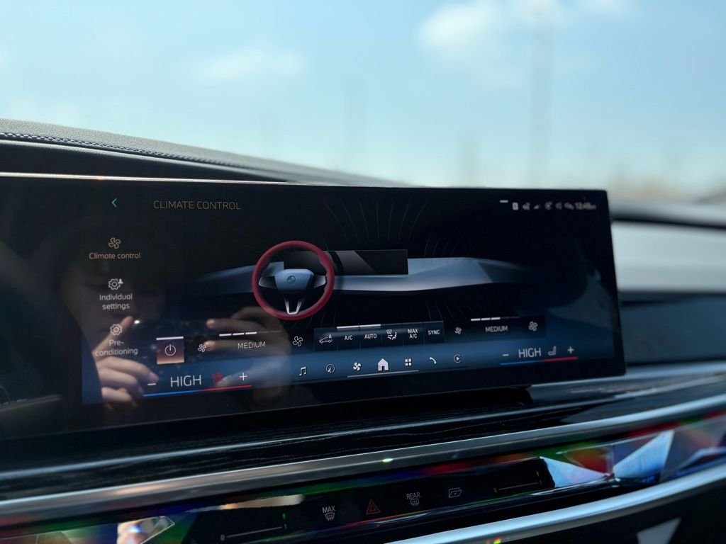 2025 BMW 7 Series 760i - Photo 10