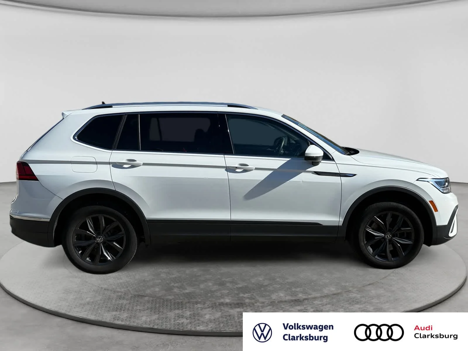 Used 2024 Pure White Volkswagen SE image 4