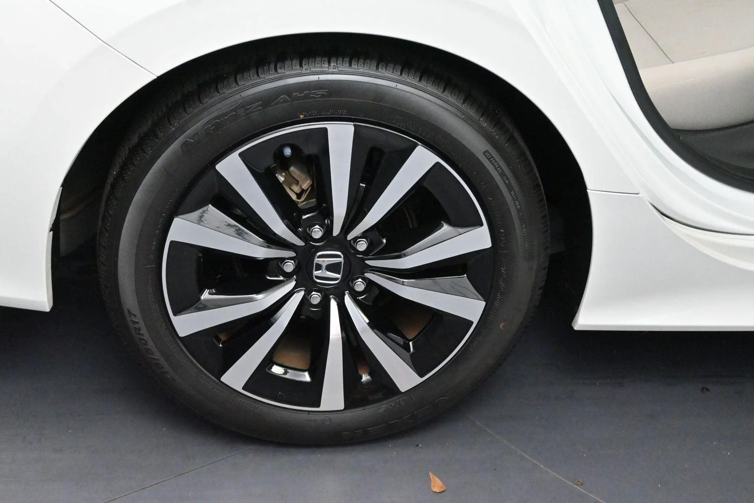 Used 2022 Platinum White Pearl Honda EX image 33