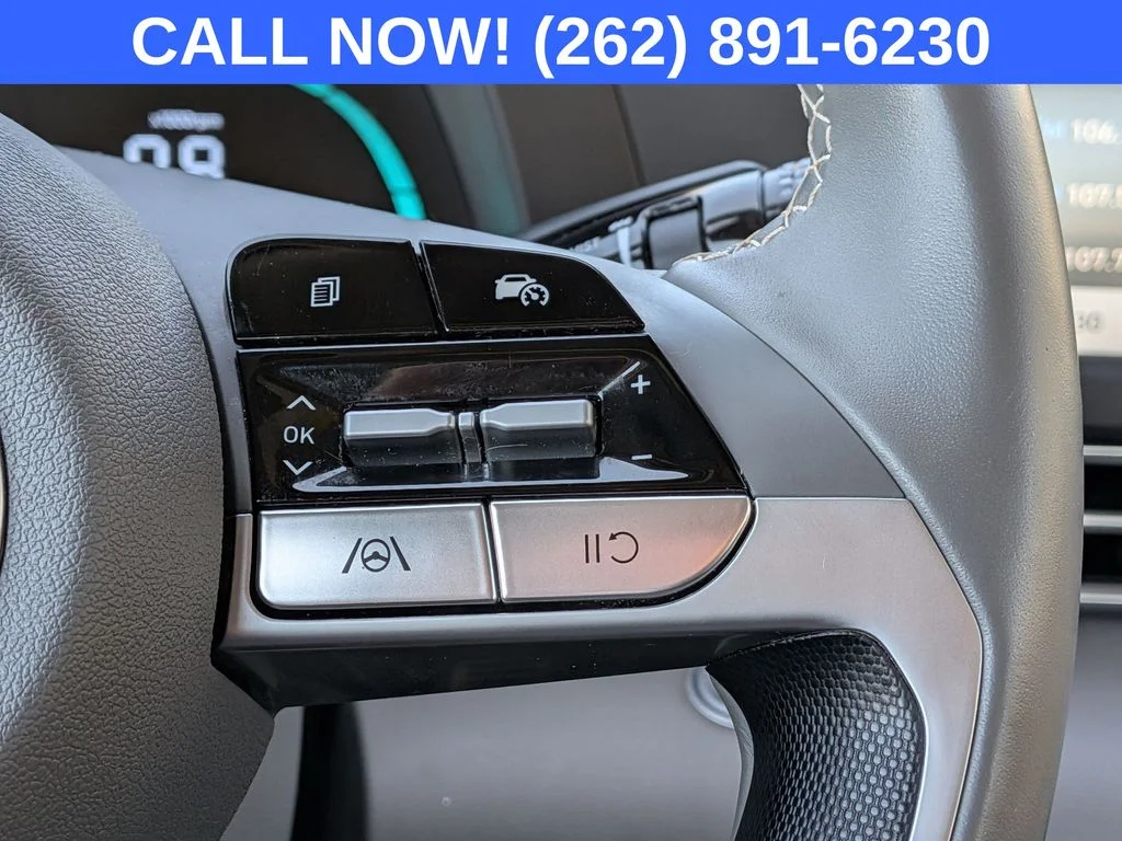 Used 2025 Black Hyundai SEL Sport image 16