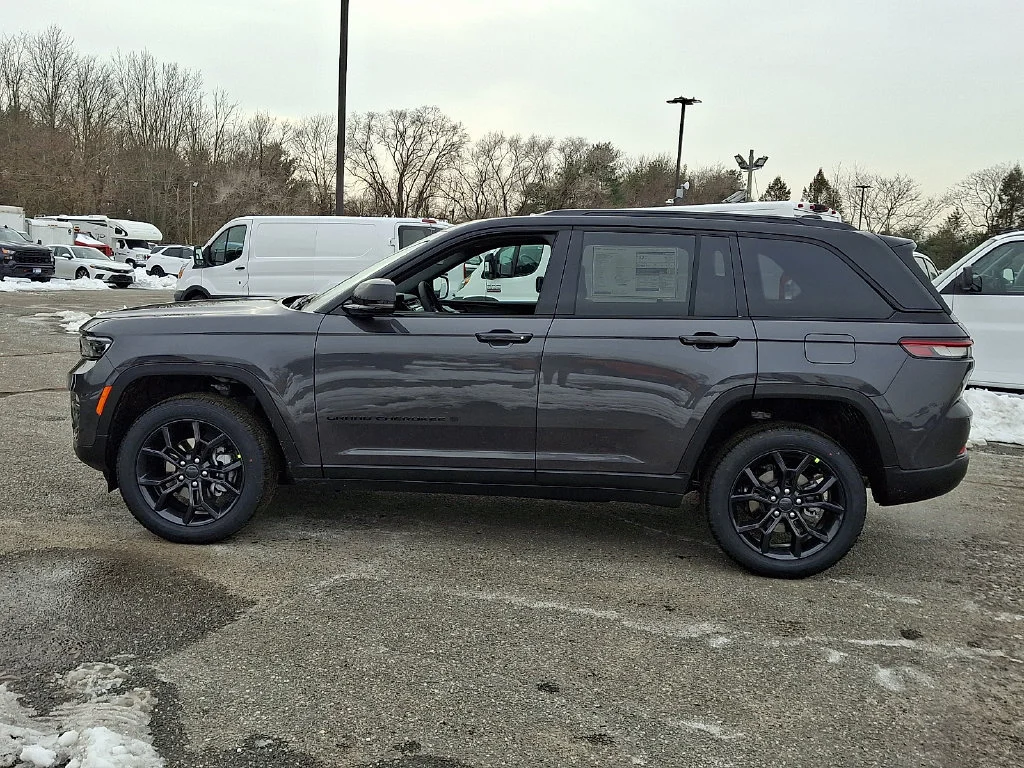 New 2025 Baltic Gray Metallic Clear-Coat Exterior Paint Jeep Limited image 5