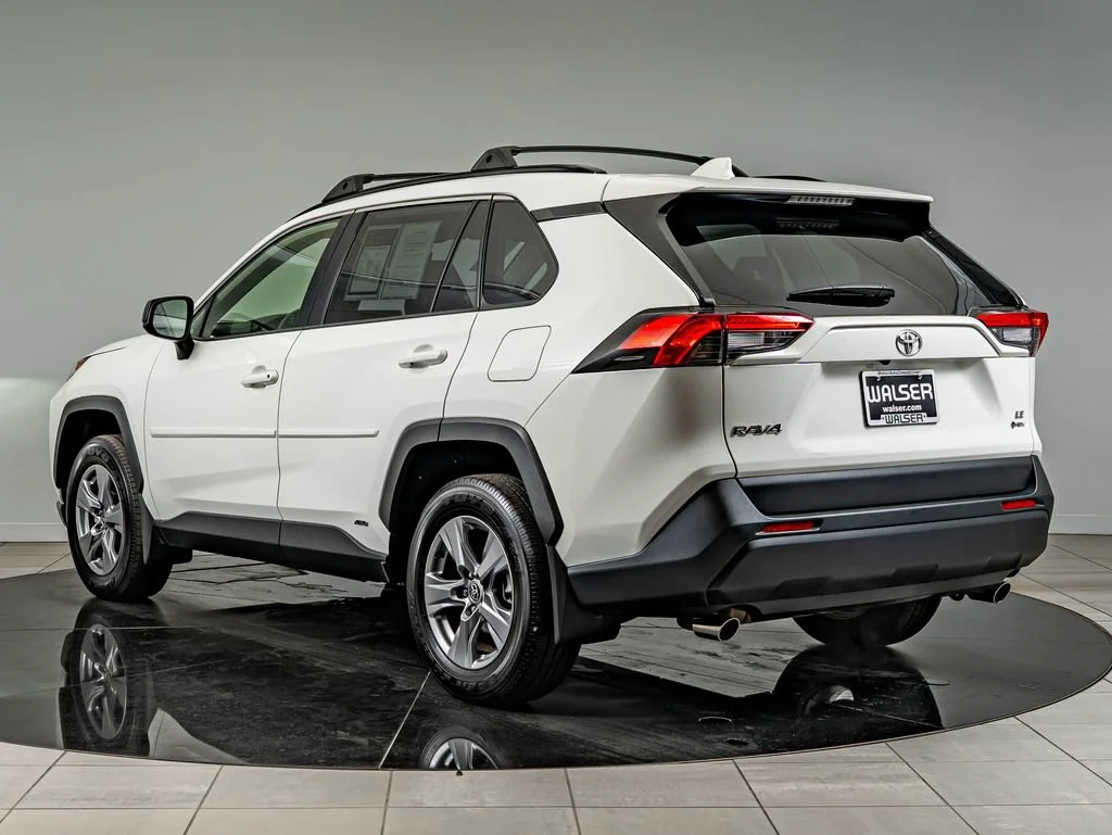 Used 2025 Ice Toyota LE image 7