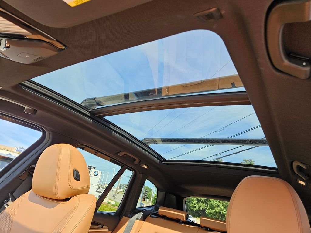 Used 2022 Mineral White Metallic BMW xDrive30i image 42