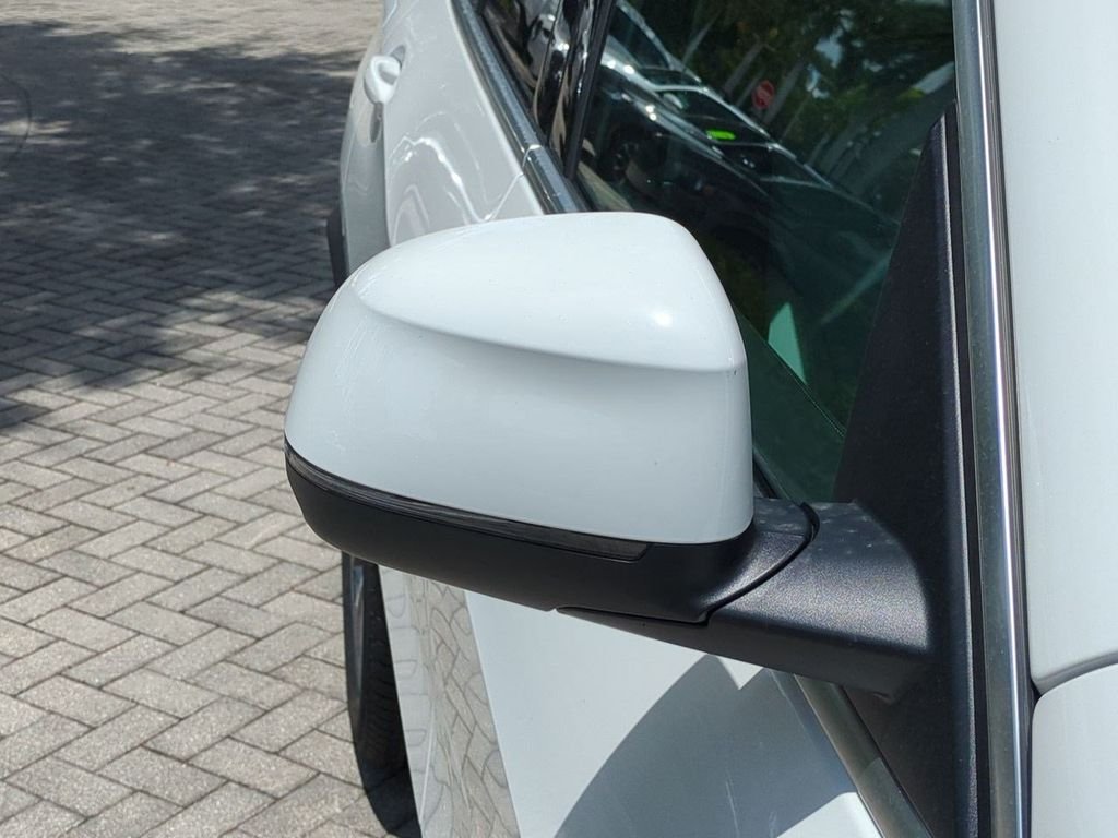 New 2026 Alpine White BMW xDrive40i image 12