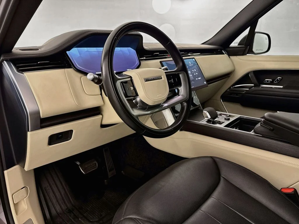 Used 2022 Gray Land Rover SE image 9