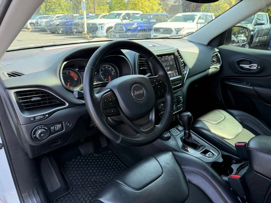 Used 2019 Bright White Clearcoat Jeep Trailhawk image 13