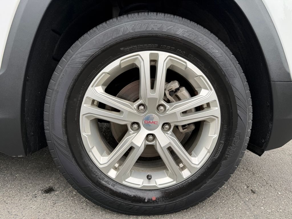 Used 2018 White GMC SLE image 9