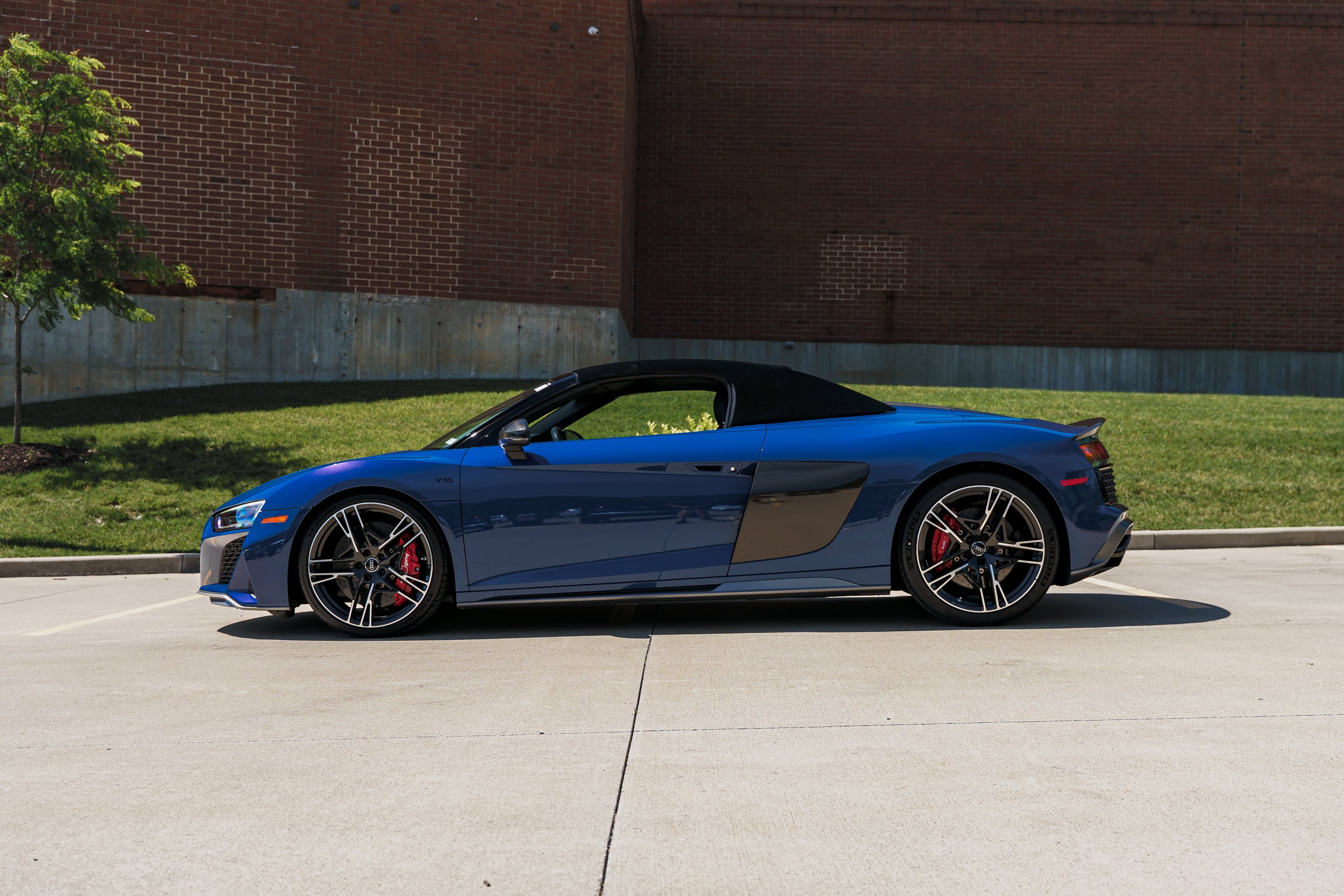 Used 2020 Ascari Blue Metallic Audi V10 performance image 6