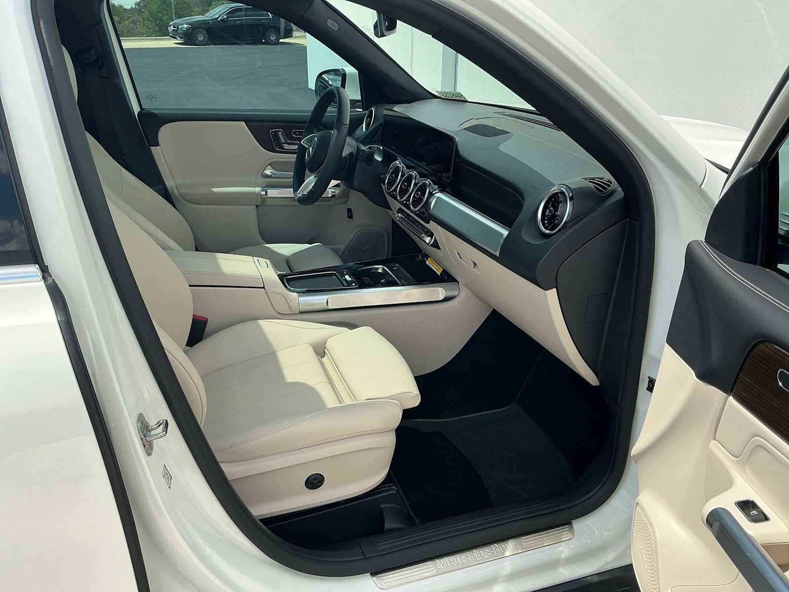 Used 2026 Polar White Mercedes-Benz GLB 250 image 11