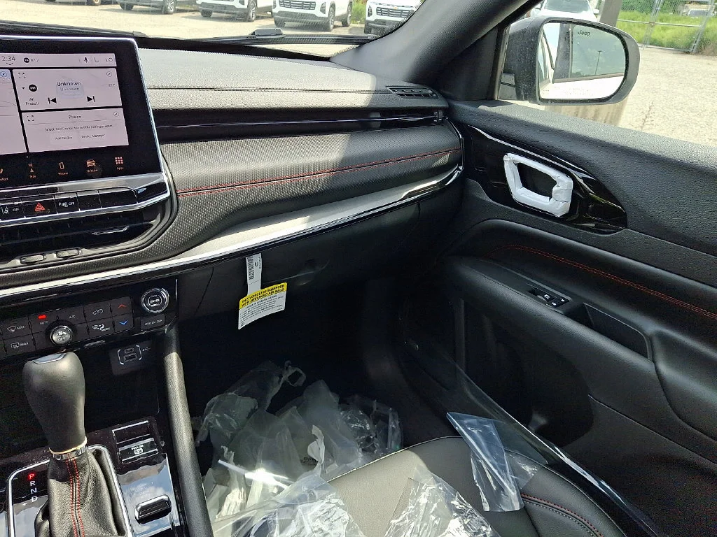 New 2026 Bright White Clear-Coat Exterior Paint Jeep Trailhawk image 12