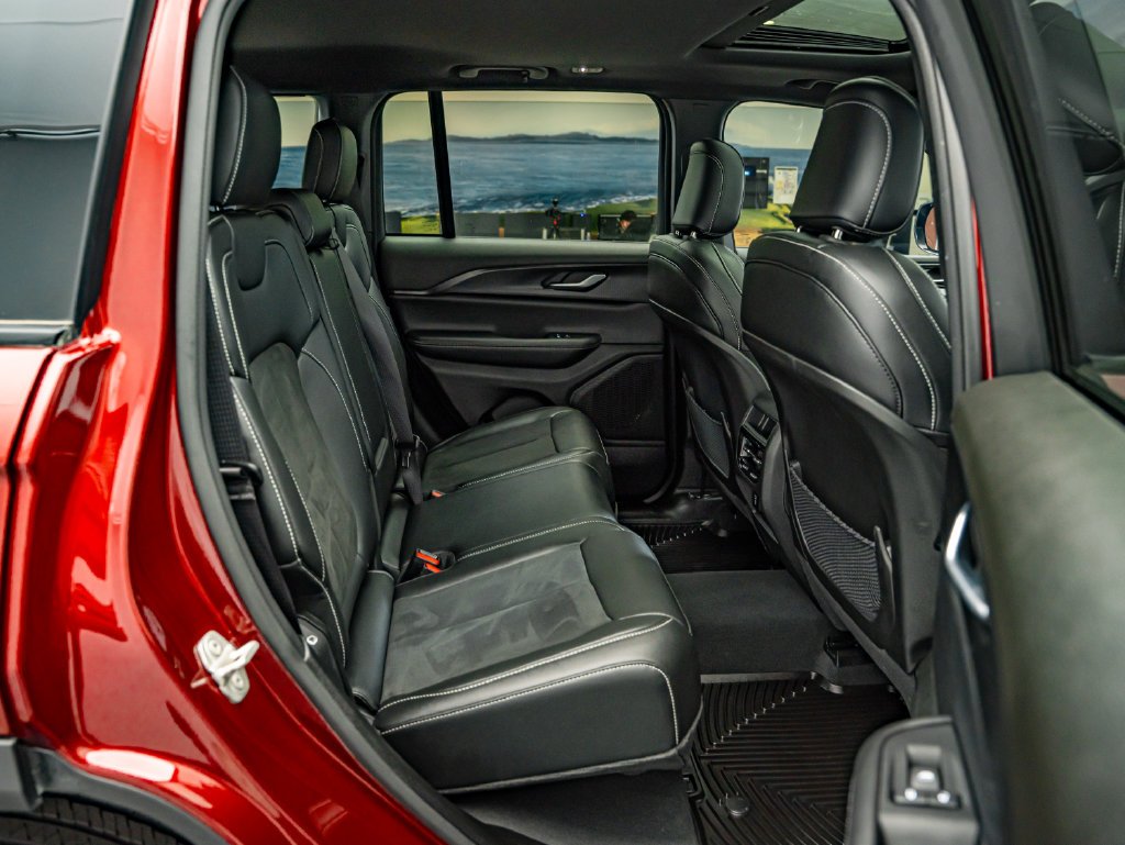 Used 2023 Velvet Red Pearlcoat Jeep Altitude image 34